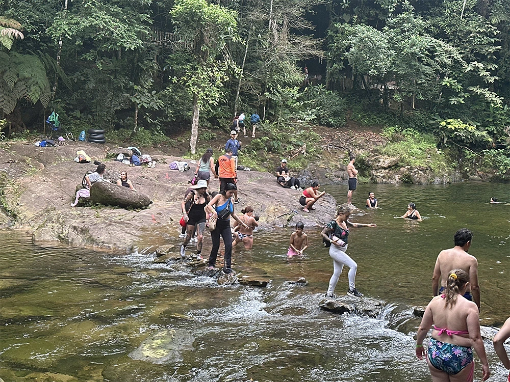 Participants receiving guided travel support near MahaDevi Ayahuasca Retreat in Colombia