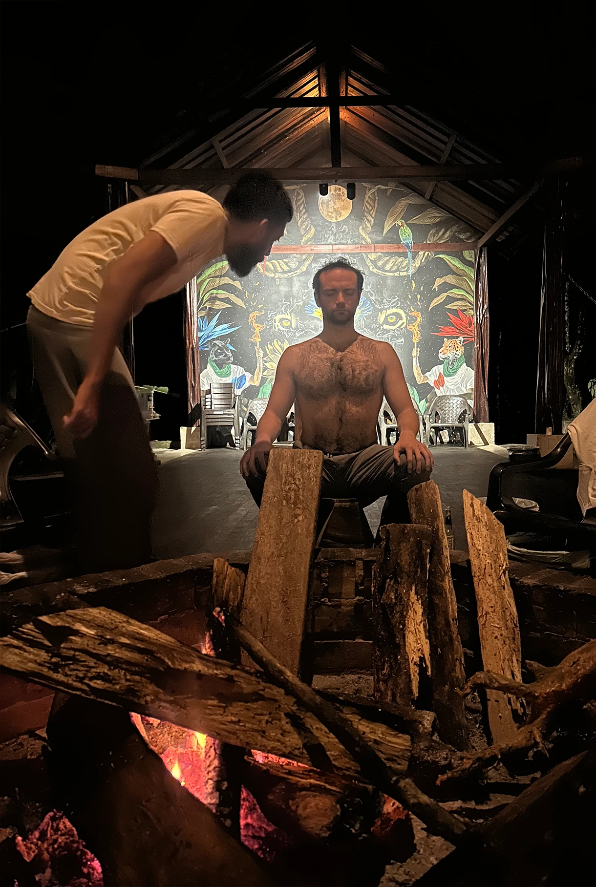 Interior of the MahaDevi maloka with a central fire, used as a ceremonial space during ayahuasca and yagé retreats in Colombia.
